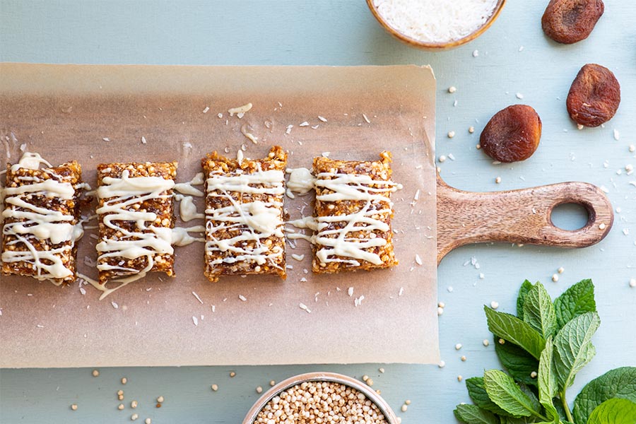 Aprikosen-Kokos-Riegel, mit Quinoa und weißer Schoko Aprikosen-Kokos-Riegel, mit Quinoa und weißer Schoko