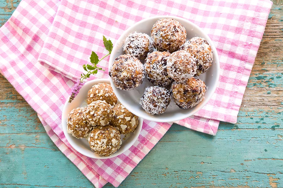 Fruchtkugeln Aprikose-Sesam und Aprikose-Sauerkirsch Fruchtkugeln Aprikose-Sesam und Aprikose-Sauerkirsch