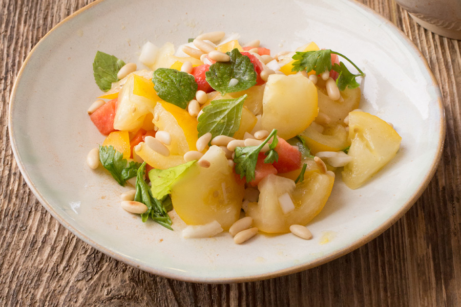 Veggie-Rezept: Gelber Tomaten Salat mit Melone und frischer Minze ...