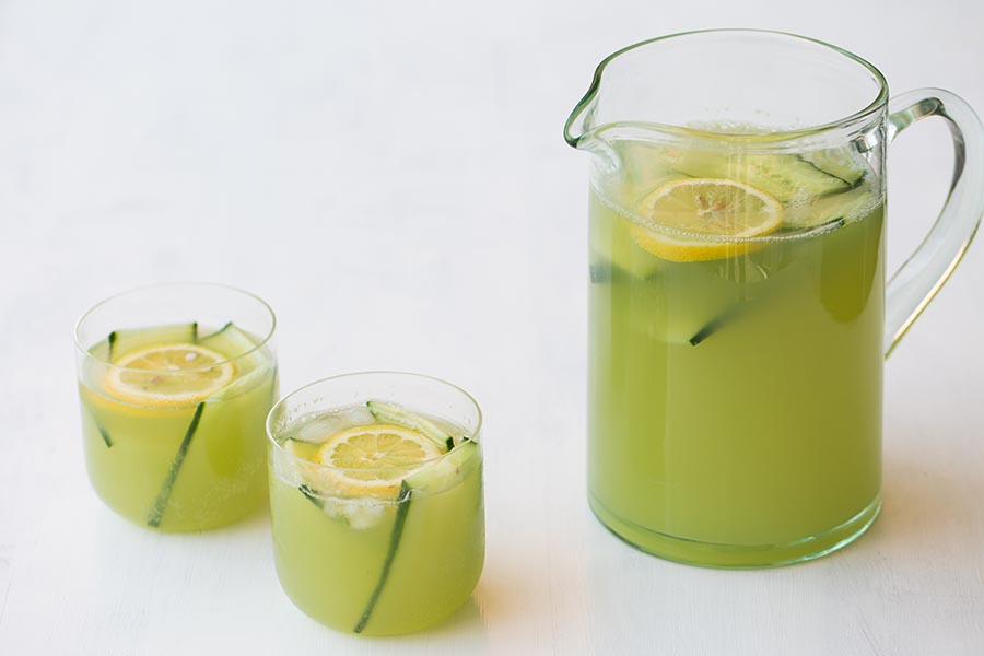 Gurkenlimonade mit Ingwer und frisch gepresster Zitrone Gurkenlimonade mit Ingwer und frisch gepresster Zitrone