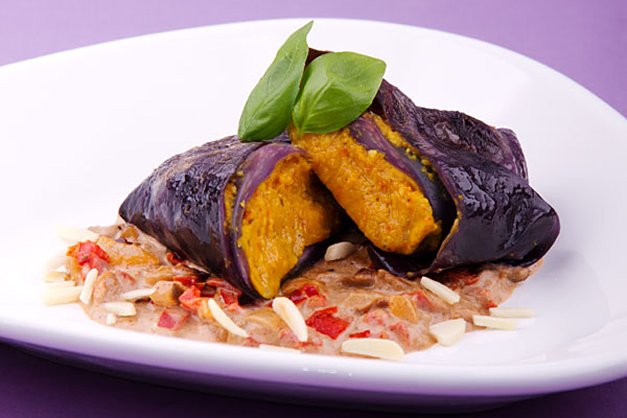 Veggie-Rezept: Rotkohl-Rouladen mit Kürbis-Füllung mit Mandel-Steinpilz ...