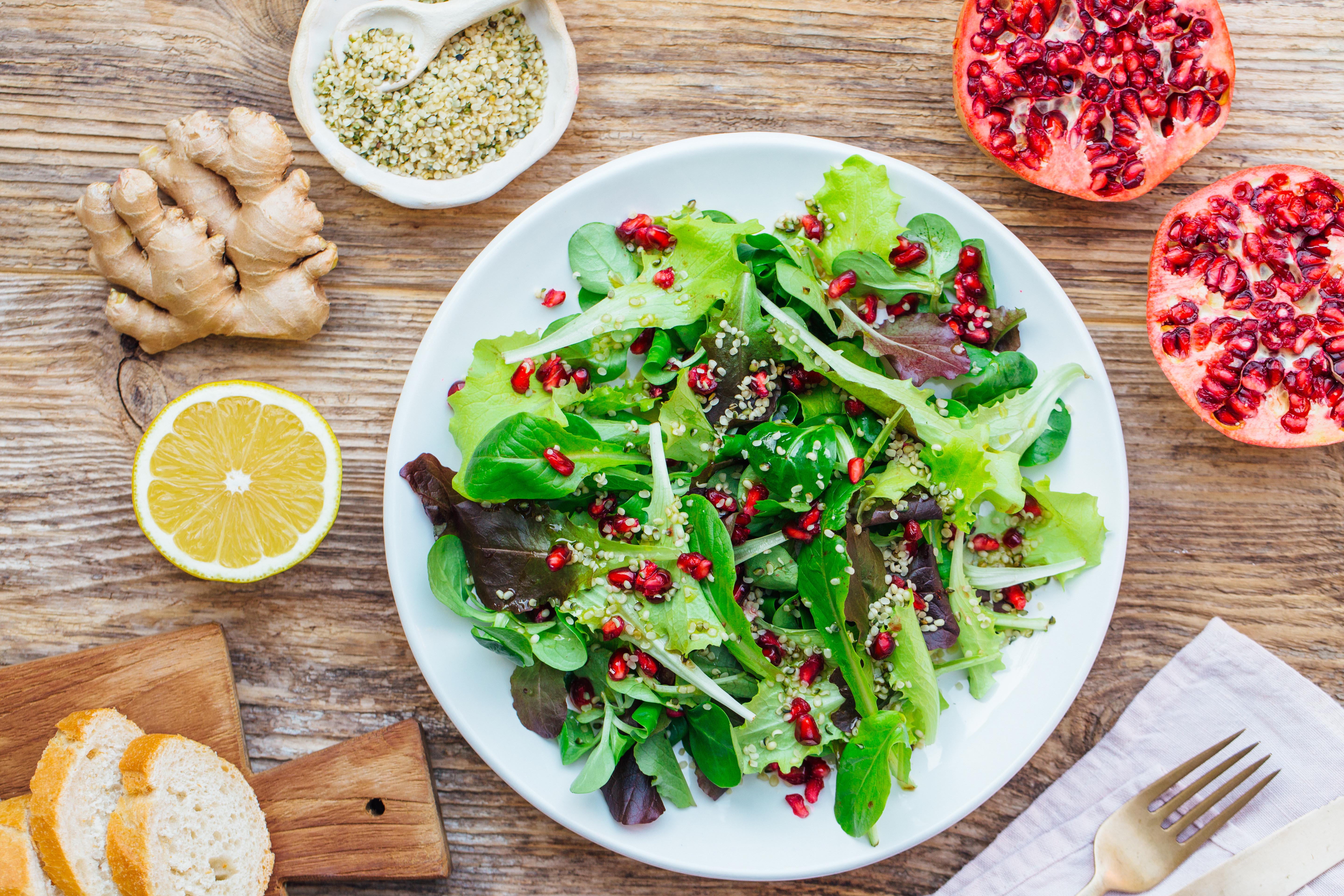 Salat mit asiatischem Dressing, Granatapfel und Hanfsamen Salat mit asiatischem Dressing, Granatapfel und Hanfsamen