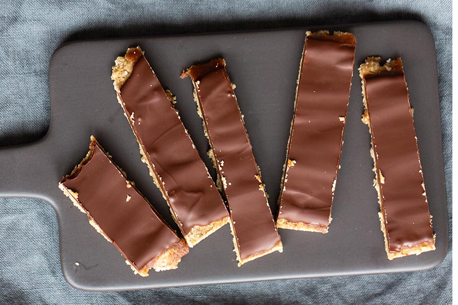 Fruchtige crunchy Schoko-Sticks mit bionella Fruchtige crunchy Schoko-Sticks mit bionella