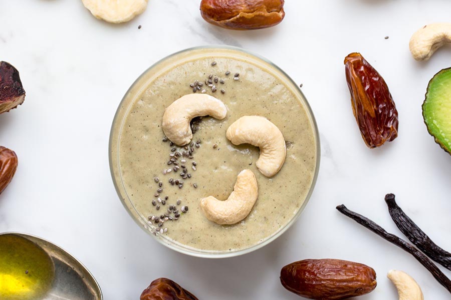 Smoothie mit Avocado, Datteln und Chiasamen Smoothie mit Avocado, Datteln und Chiasamen