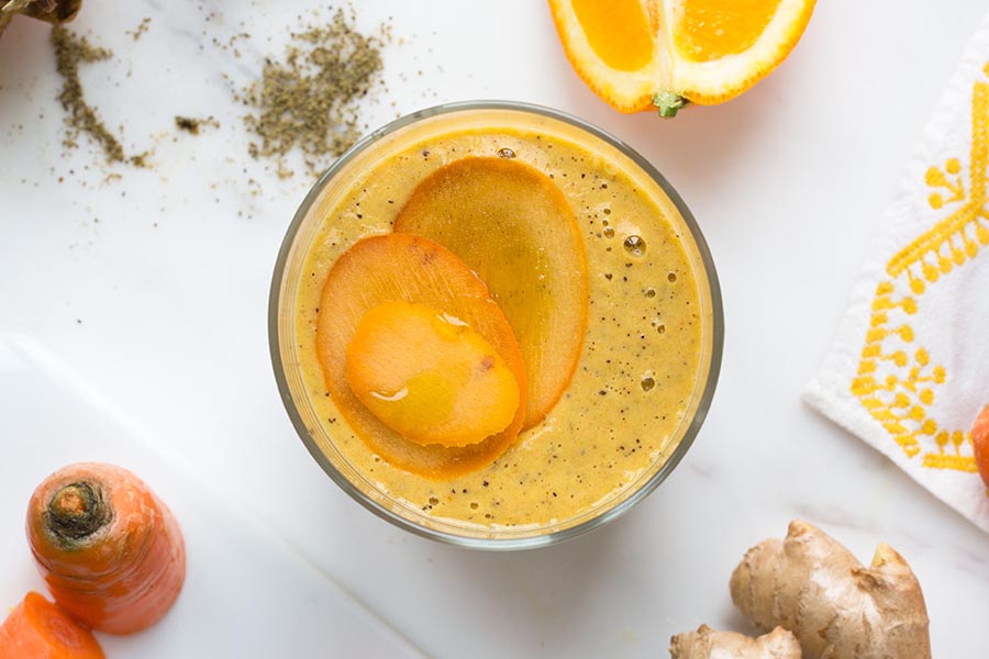 Smoothie mit Kaki, Orange, Datteln und Hanföl Smoothie mit Kaki, Orange, Datteln und Hanföl