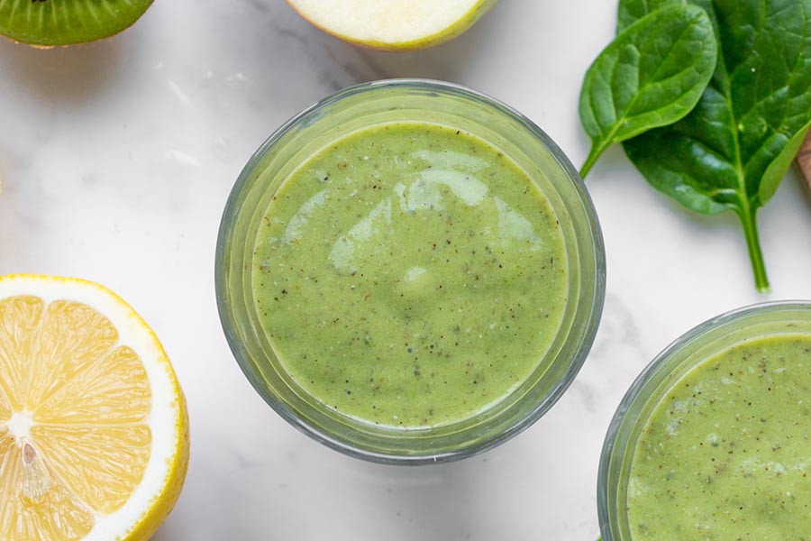 Smoothie mit Kiwi, Apfel, Spinat und Chiasamen Smoothie mit Kiwi, Apfel, Spinat und Chiasamen
