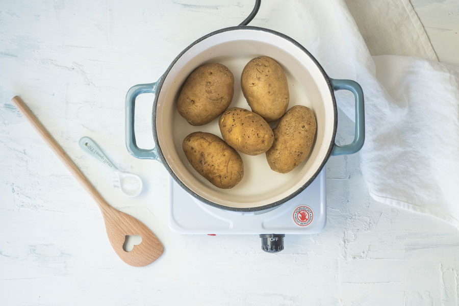 1. Schritt: Die Kartoffeln waschen und ca. 20 Minuten (je nach Größe) in Salzwasser vorkochen bis sie bissfest gar sind.