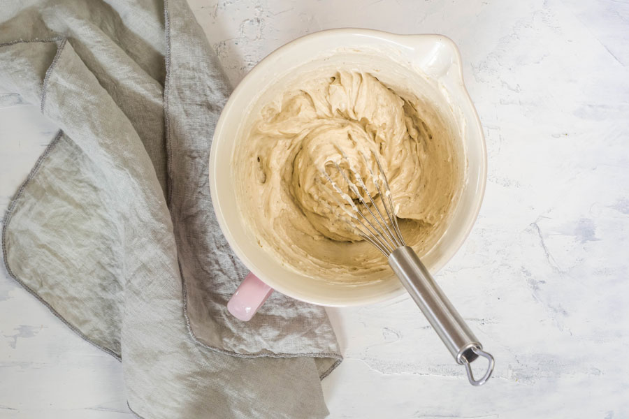 10. Schritt: Wenn der Pudding abgekühlt ist, kurz aufrühren und die Margarine in Flöckchen und das Johannisbrotkernmehl hinein geben. Die Creme rasch und homogen mischen. Sollte sie durch die Bewegung an dieser Stelle zu weich werden, kann sie noch einmal 30 Minuten kalt gestellt werden.
