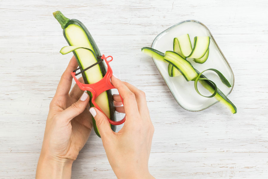 10. Schritt:  Die Zucchini mit dem Sparschäler in feine Streifen hobeln. Wer keinen Sparschäler hat, kann auch ein Messer verwenden.
