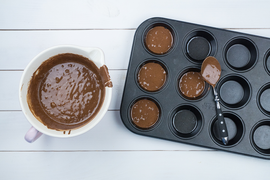 5.	Die Hälfte des Schokoladenteiges auf acht Muffinförmchen aufteilen.