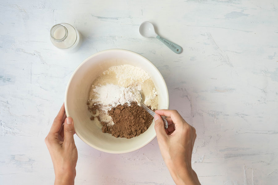 5. Schritt: Für den Schokoteig in einer Rührschüssel Mehl, Zucker, Kakao und Backpulver mischen.