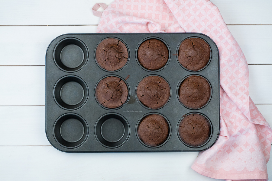 Bei 180°C Ober-/Unterhitze ca. 20 Minuten backen. Lass die Kuchen noch mindestens 15 Minuten in der Form abkühlen, bevor du sie vorsichtig herauslöst.