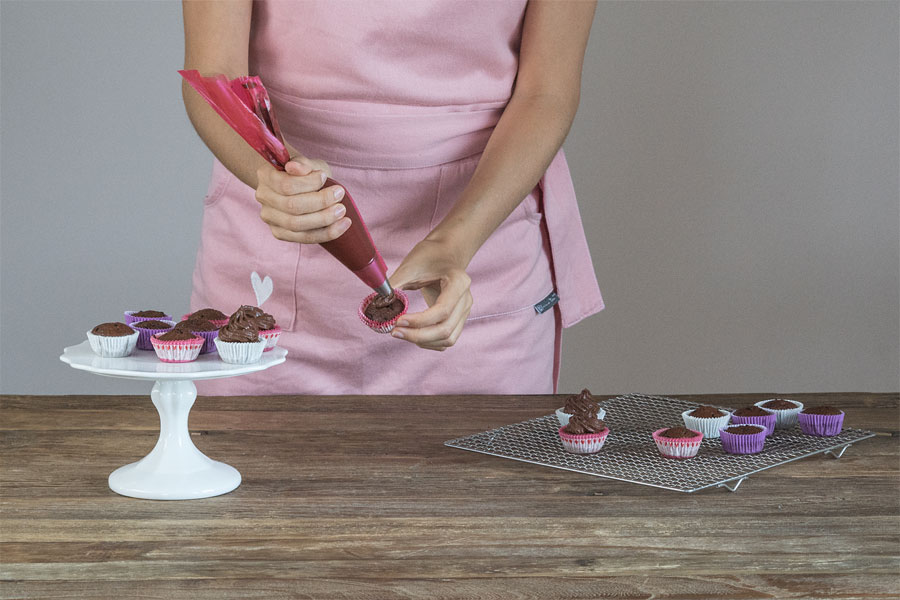 2. Schritt: Cupcakes mit dem Spritzbeutel dekorieren.