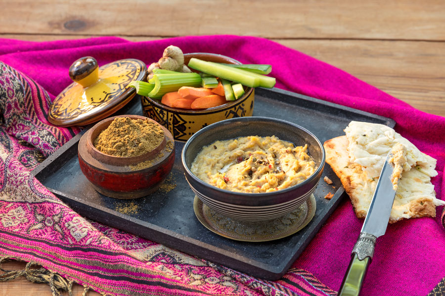 Histaminfreie orientalische Quinoapfanne mit Tahin und gebratenem Haloumi