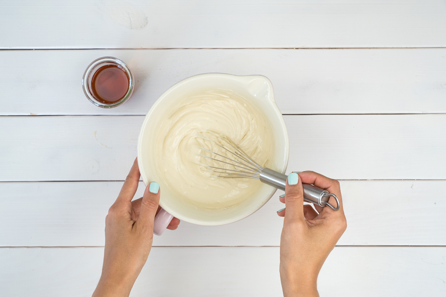 In der Zwischenzeit für die Creme den Quark mit der Kokos-Mandel-Creme und dem Saft einer Limette glatt rühren. Dann etwas Amaretto dazugeben (1-2 EL).