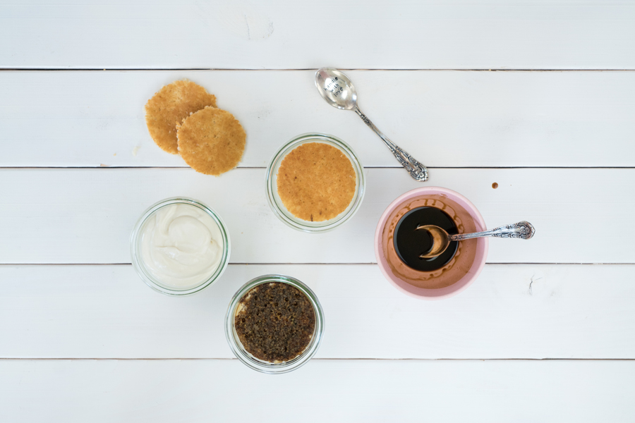 Sechs Dessertgläser mit jeweils einem Esslöffel Creme füllen, dann einen Biskuitkreis darauf legen. Das Biskuit mit der Kaffee-Tränke beträufeln und wieder mit Creme bedecken.