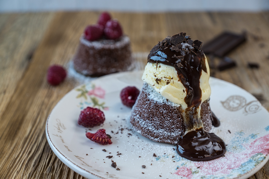 Die Lavakuchen sind mit Beeren und/oder einer Kugel Eiscreme ein ganz königliches Dessert!