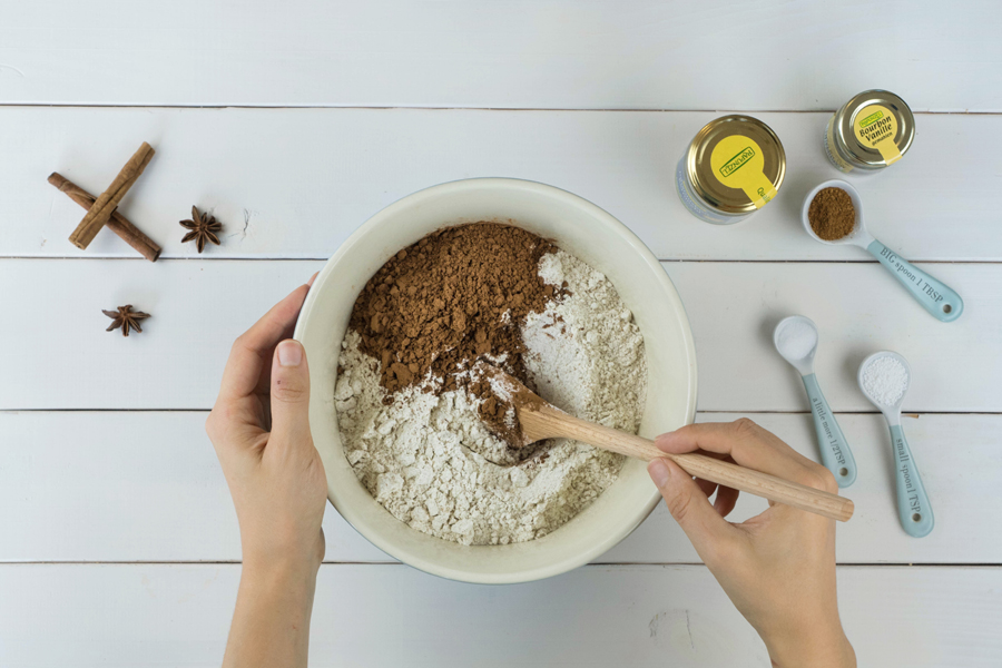 1. Schritt:  In einer Rührschüssel Mehl, Kakao, Johannisbrotkernmehl, Orangenabrieb, Lebkuchengewürz und Vanille mischen.