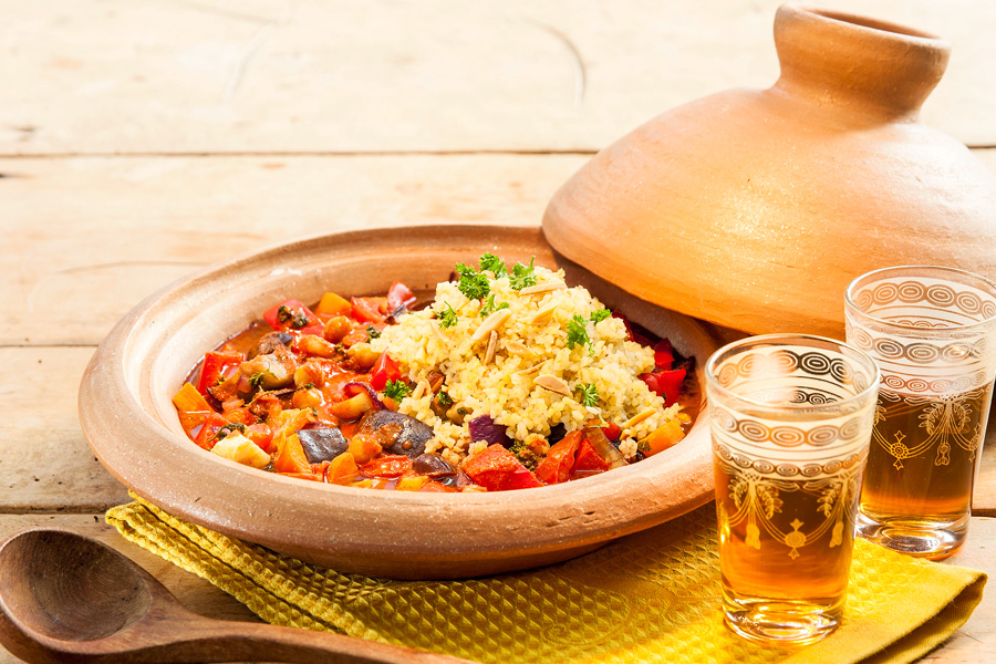 Afrikanisches Tajine mit Kichererbsen und Datteln