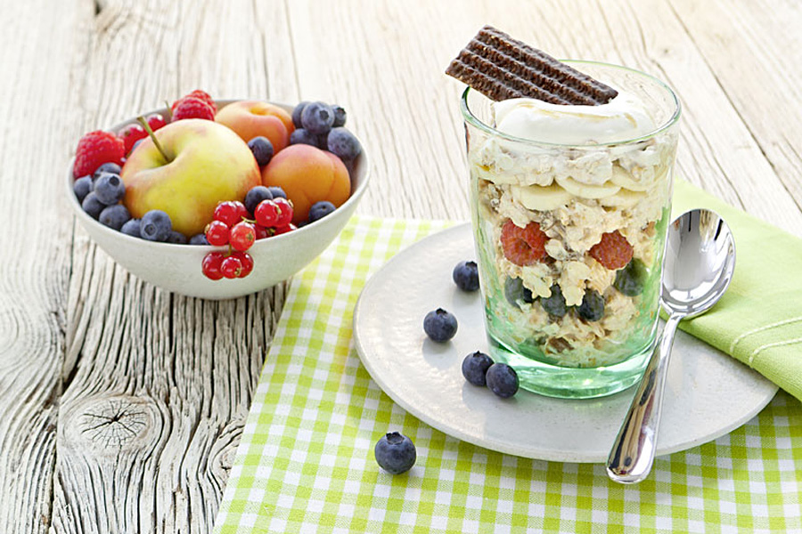 VeggieRezept Bircher Müsli im Glas mit Mandelmilch und