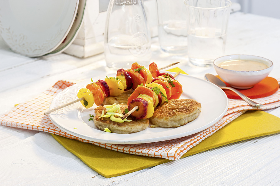 Ingwer-Lauch-Blinis mit marinierten Karottenspießchen