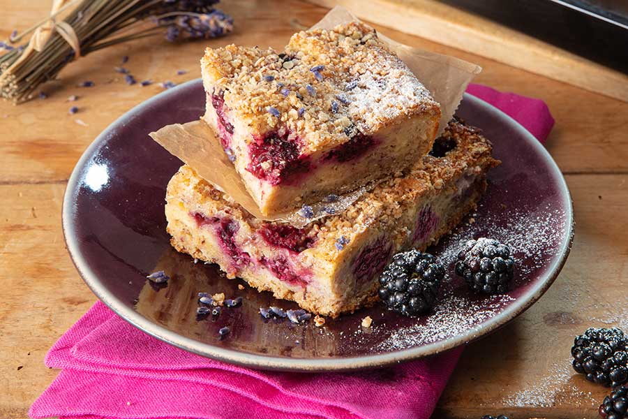 Brombeer-Lavendel-Joghurt-Kuchen mit ... Brombeer-Lavendel-Joghurt-Kuchen mit ...