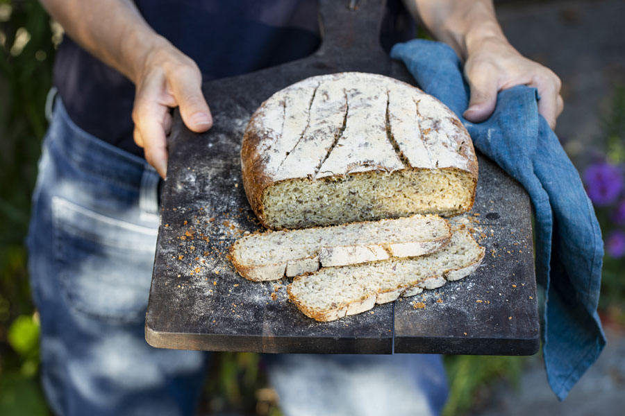 Saatenbrot mit Hafer, Leinsamen und Chia