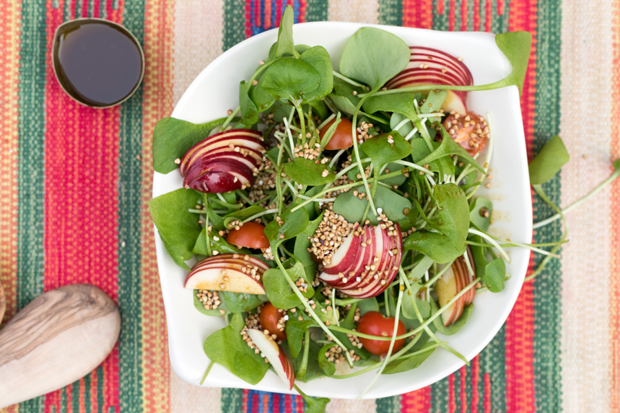 Veggie-Rezept: Gerösteter Buchweizen-Salat mit Apfel und Tomate - Jedes ...