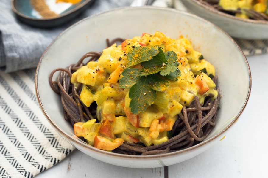 Basische Buchweizen-Spaghetti mit Gemüse-Cashew Sauce