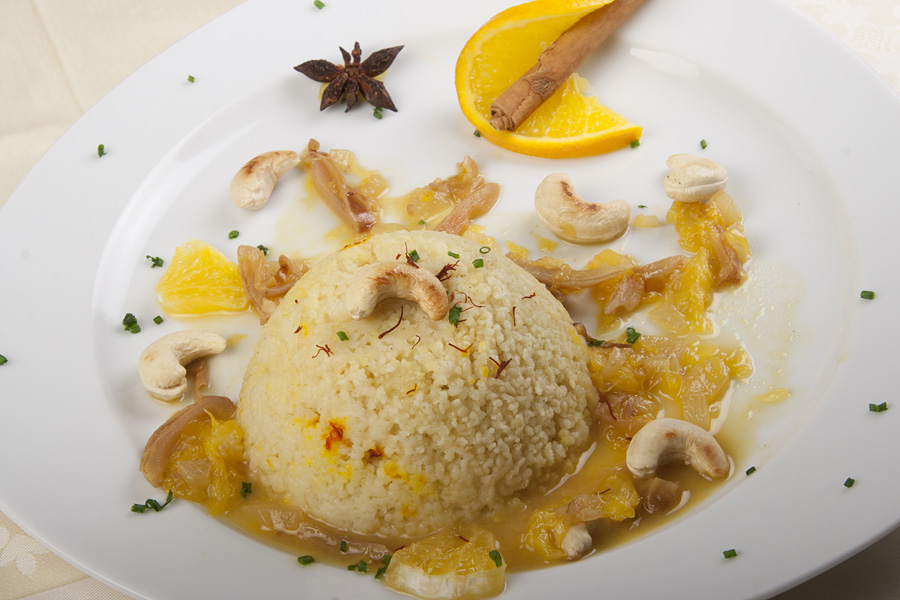 Veggie-Rezept: Couscous Safran mit Dattel-Orangen-Sauce - Jedes Essen zählt