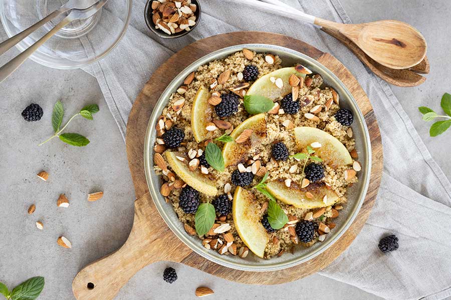 Süßer Couscous-Salat mit Honigmelone und Beeren Süßer Couscous-Salat mit Honigmelone und Beeren