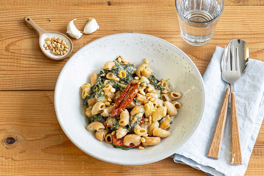 Cremige Hörnchen Nudeln mit Mangold, getrockneten Tomaten und Zedernüssen