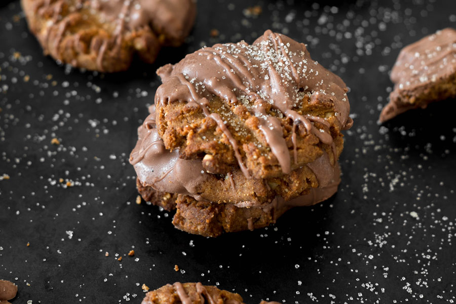 Dattel-Erdnussbutter Cookies mit Schokoglasur