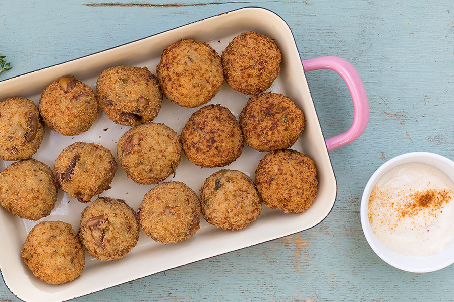 Falafel-Bällchen mit Zitronen-Joghurt-Dip