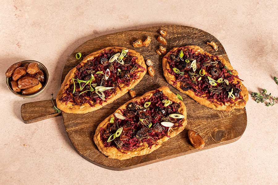 Flammkuchen mit Roter Bete und Datteln