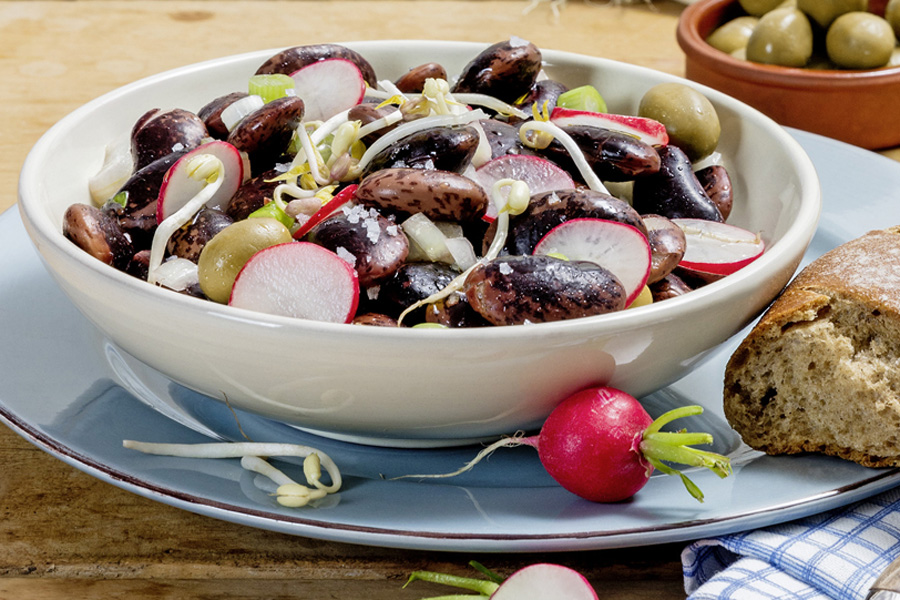 Griechischer Salat mit bunten Riesenbohnen