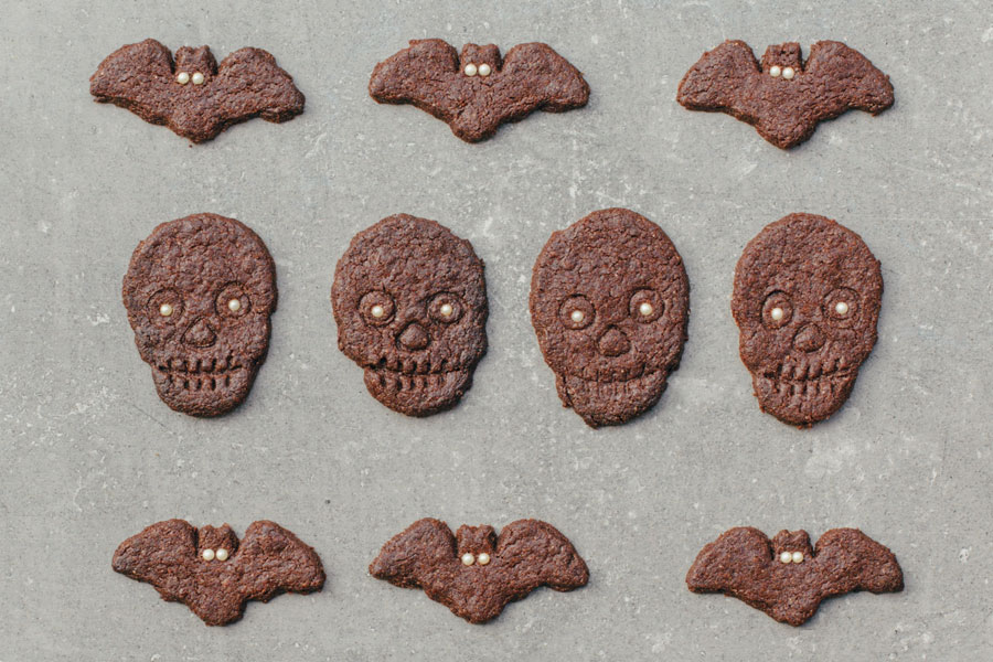 Halloween-Kekse aus rotem Linsenmehl