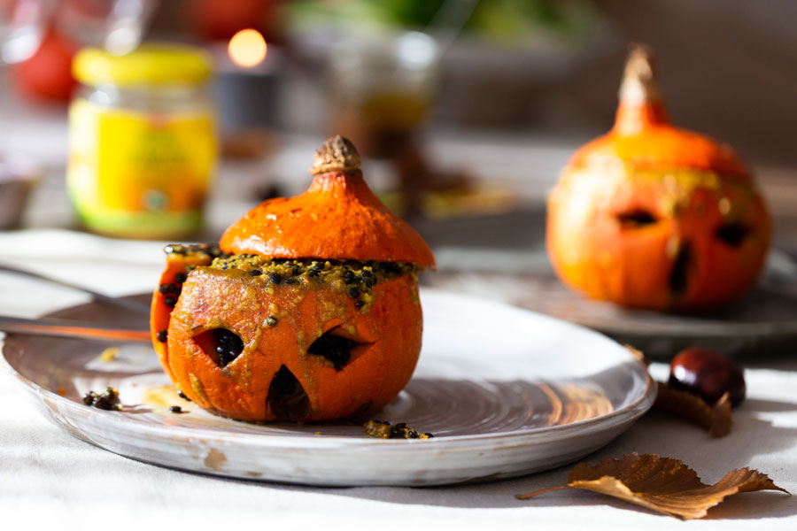 Halloween Hokkaido mit Beluga Linsen, gefüllt mit Räuchertofu