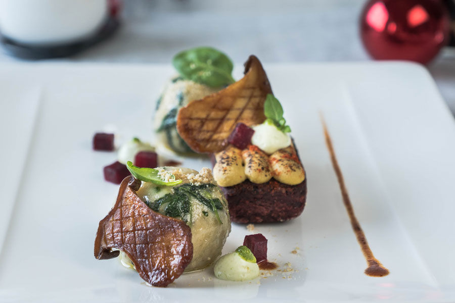 Chipotle-Braten mit Senfkruste, Spinatknödel und Balsamico-Seitlingen