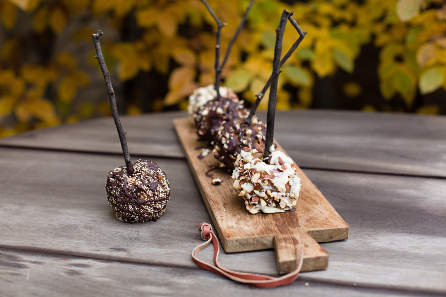 Veggie-Rezept: Karamell-Äpfel mit Schokolade und Amaranth-Quinoa-Nuss ...