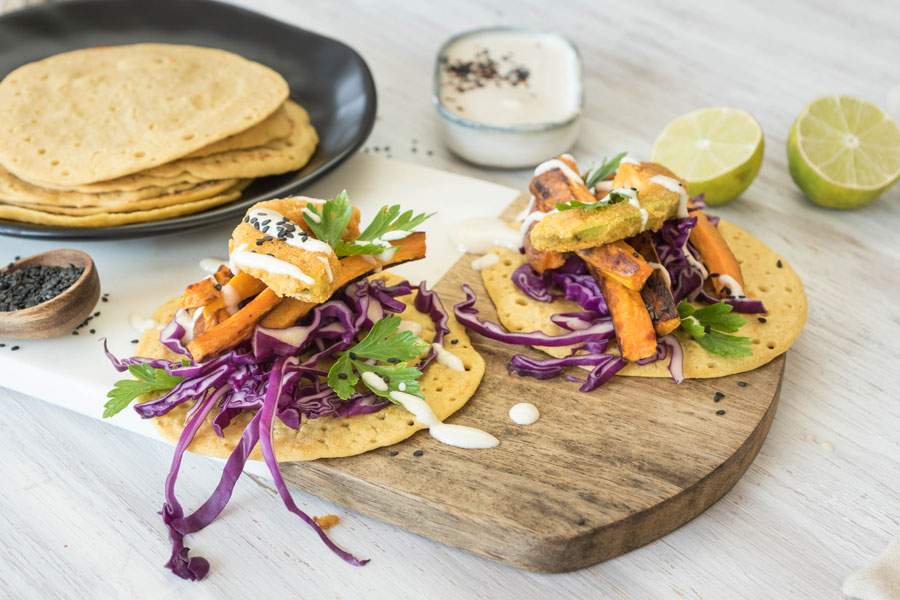 Rainbow-Tacos mit Kichererbsenmehl und Tahin