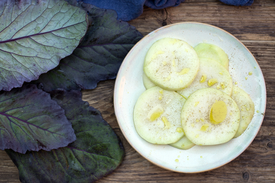 Kohlrabi mit Lein-, Hanf- und Kürbiskernöl