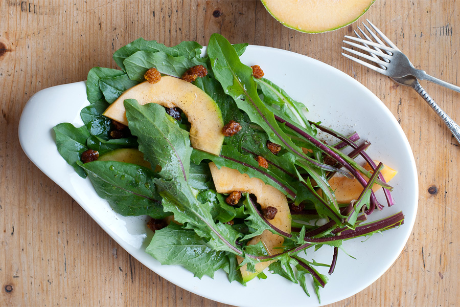 Roter Löwenzahnsalat mit Melone und Walnüssen