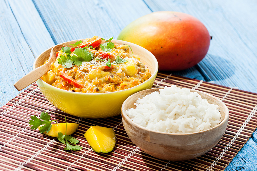 Mango-Kokos-Curry mit roten Linsen und Basmatireis
