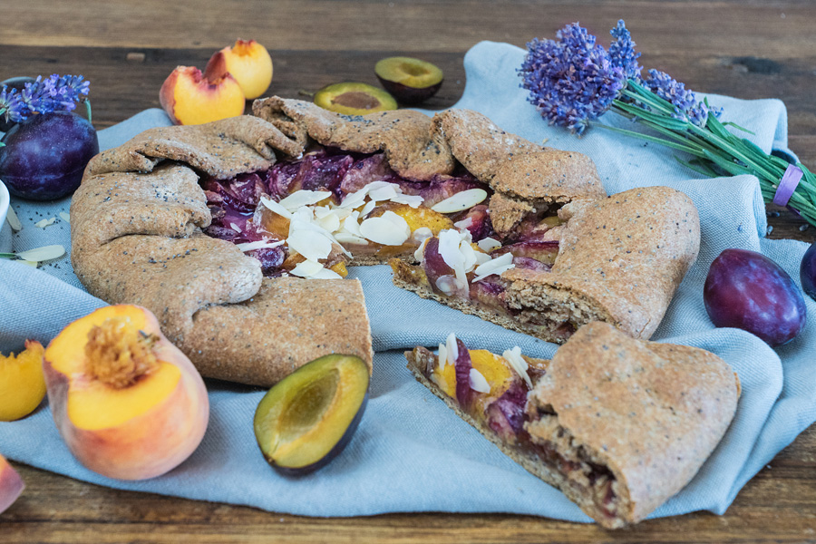 Veggie-Rezept: Mohn-Galette mit Pflaumen und Pfirsich - Jedes Essen zählt