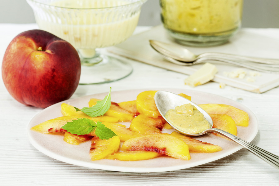 Süßes Mango-Pesto auf weißer Maracuja-Schokocreme mit Nektarinen-Carpaccio und Aprikosenkernsplittern