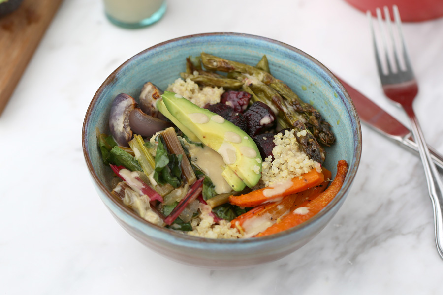 Ofengemüse mit Mangold, Avocado, Quinoa und Sesamdressing Ofengemüse mit Mangold, Avocado, Quinoa und Sesamdressing