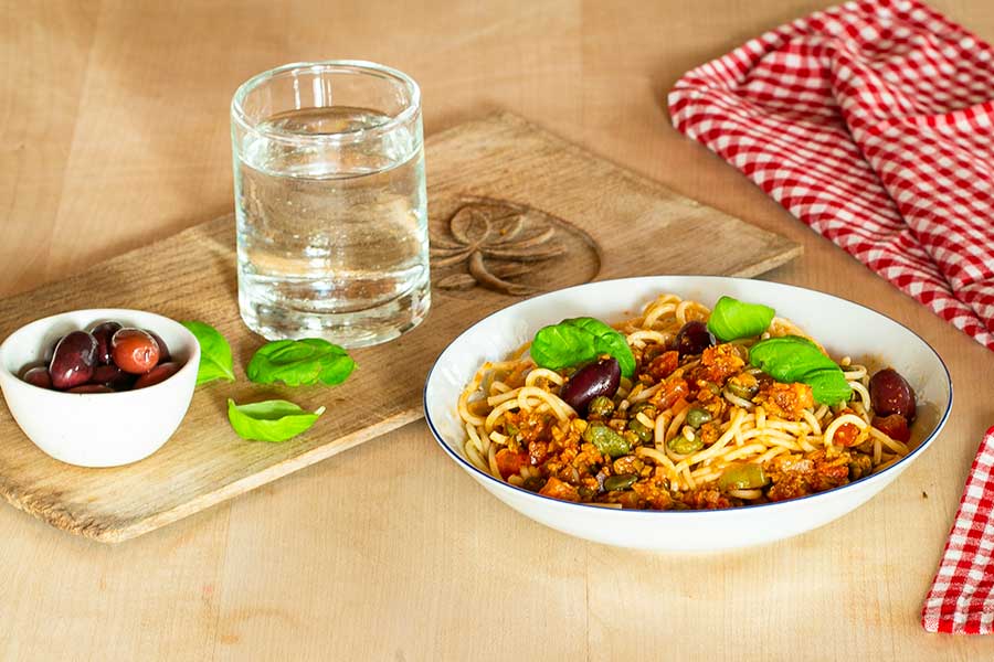 Spaghetti mit Oliven und Kapern