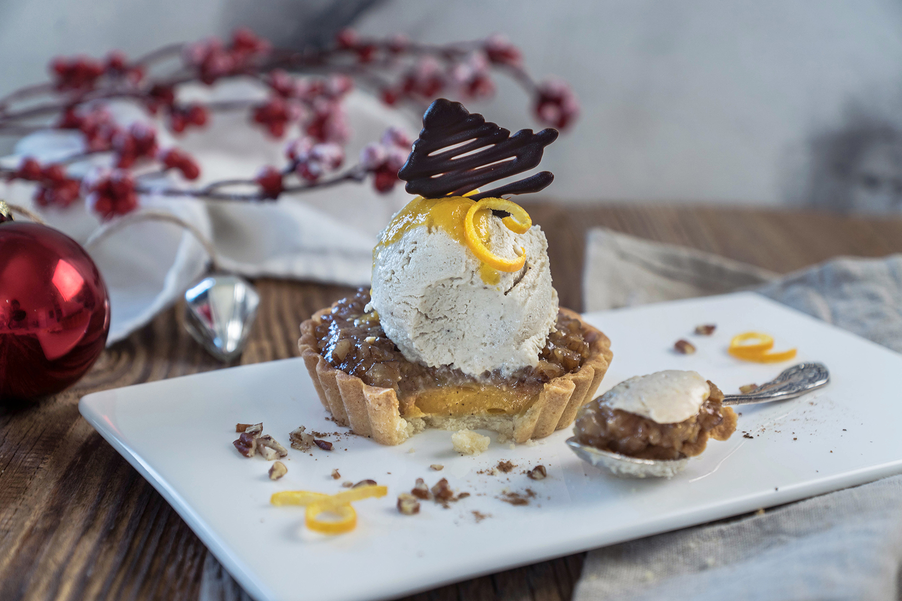 Pekan Pie mit Spekulatiuseis und Amarettosauce