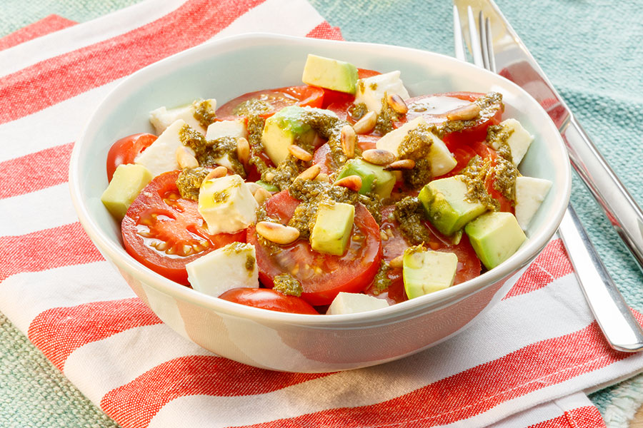 Tomate-Mozzarella-Salat mit Avocado & Pesto-Dressing
